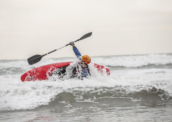 Young man sea kayaking - CUF28958