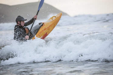 Man sea kayaking - CUF28981