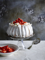 Erdbeerpavlova auf Glaskuchenständer mit Tortenheber und Schale mit Erdbeeren - CUF29067