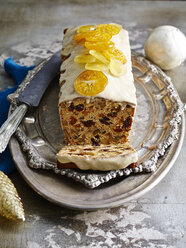 Glasiertes Chile Pan De Pascua mit Orangenscheiben auf silberner Servierplatte mit Weihnachtskugeln - CUF29068