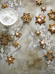 Draufsicht auf Pernik, sternförmige Lebkuchen mit Schneeflockenglasur - CUF29069