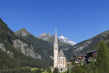 Österreich, Kärnten, Heiligenblut am Großglockner, Nationalpark Hohe Tauern, Pfarrkirche vor dem Großglockner - GWF05527