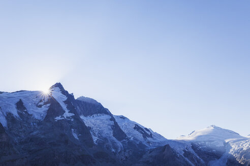 Österreich, Kärnten, Sonnenuntergang, letzte Sonnenstrahlen des Tages am Großglockner, rechts Pasterzegletscher und Johannisberg, Nationalpark Hohe Tauern - GWF05544