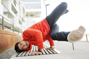 Portrait of young man practicising breakdance - JATF01048