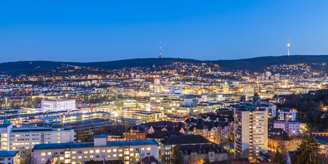 Deutschland, Stuttgart, Stadtpanorama mit Fernsehturm am Abend, blaue Stunde - WDF04685