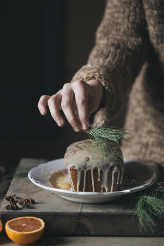 Frauenhände beim Verzieren von Weihnachtskuchen, lizenzfreies Stockfoto