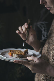 Frau isst selbstgebackenen Weihnachtskuchen, Teilansicht - ALBF00384