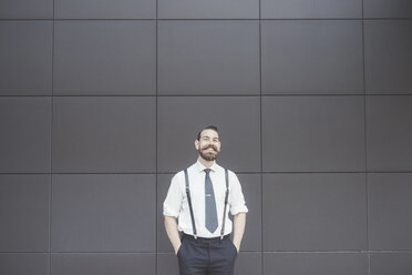 Porträt eines stilvollen Geschäftsmannes mit Händen in den Taschen vor dem Büro - CUF29176
