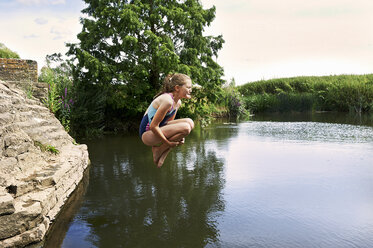 Seitenansicht eines in den See springenden Mädchens - CUF29284