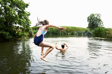 Teenager und Schwester springen in den See - CUF29286