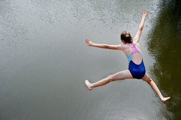 Blick von oben auf ein in den See springendes Mädchen - CUF29289
