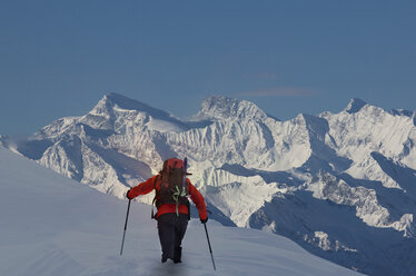 Rückansicht eines Bergsteigers, der durch tiefen Schnee aufsteigt, Schweizer Alpen, Kanton Wallis, Schweiz - CUF29393