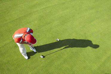 Hohe Ansicht von Golfer und Schatten beim Putten - CUF29417