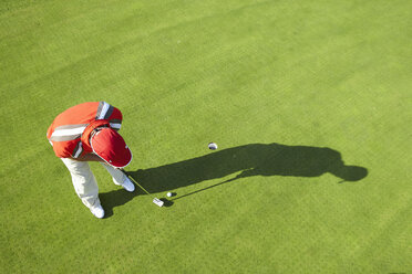 Hohe Ansicht von Golfer und Schatten beim Putten - CUF29418