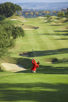 Hohe Winkel Ansicht des Golfplatzes und Golfer nehmen Golfschwung - CUF29421