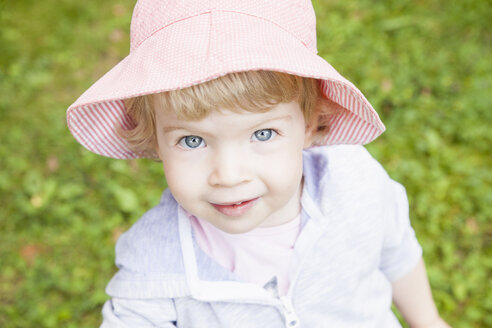 Portrait of female toddler wearing pink sunhat - CUF29446