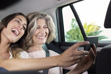 Ältere Frau und Tochter machen Smartphone-Selfie im Auto - CUF29454