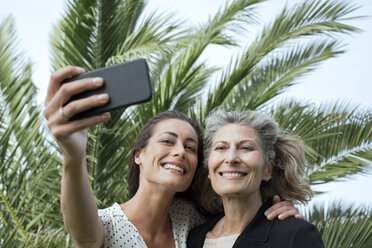 Ältere Frau und Tochter machen Smartphone-Selfie - CUF29455