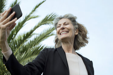 Ältere Frau macht Smartphone-Selfie - CUF29460