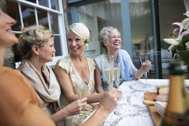 Elegante reife Frauen genießen Champagner im städtischen Garten - CUF29599