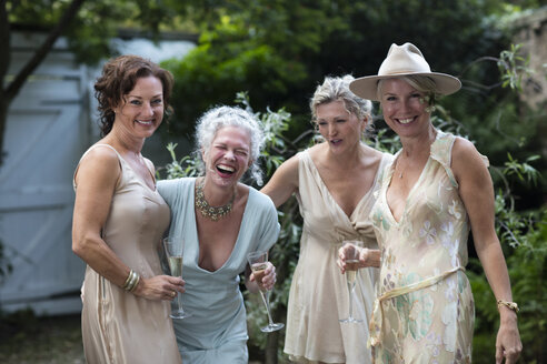 Elegante reife Frauen genießen Champagner im städtischen Garten - CUF29601