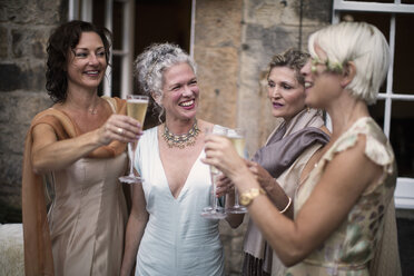 Elegante reife Frauen genießen Champagner im städtischen Garten - CUF29603