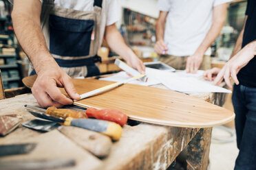 Vermessung eines Skateboards in der Werkstatt - CUF29799