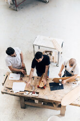 Männer arbeiten in einer Werkstatt an Skateboards - CUF29800