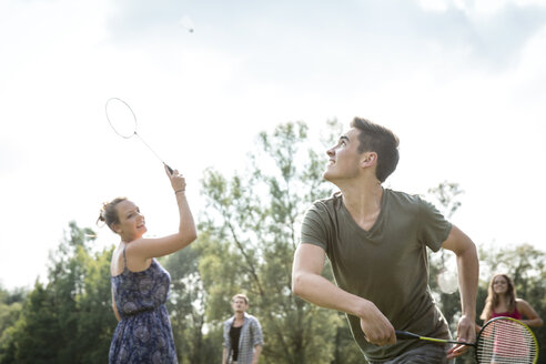 Gruppe junger Erwachsener spielt Badminton auf einem Feld - CUF29821