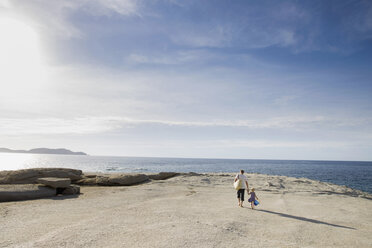 Älterer Mann spaziert mit seiner kleinen Tochter am Strand, Calvi, Korsika, Frankreich - CUF29841