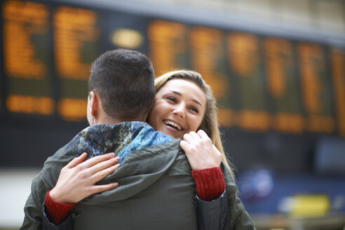Heterosexuelles Paar, das sich am Bahnhof umarmt, Rückansicht - CUF29854