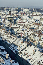 Blick auf die Stadt mit schneebedeckten Dächern, Bern, Schweiz - CUF29910