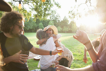 Feierwütige erwachsene Freunde kommen bei Sonnenuntergang im Park an - CUF30003