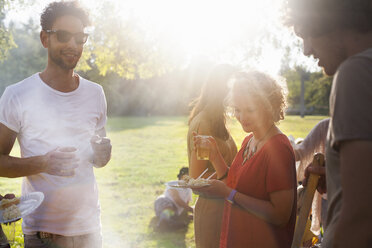 Erwachsene Freunde essen und trinken bei Sonnenuntergang Party im Park - CUF30027