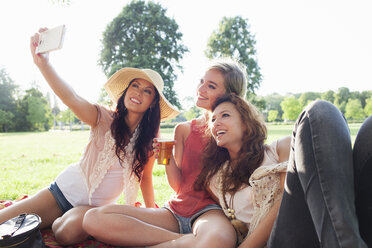 Freundinnen machen ein Smartphone-Selfie auf einer Parkparty - CUF30054