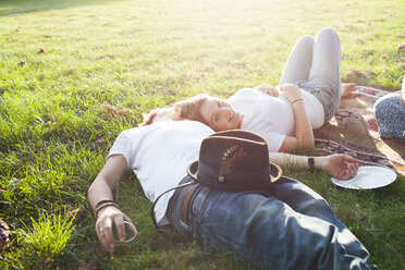 Romantisches junges Paar entspannt sich beim Party-Picknick im Park - CUF30068