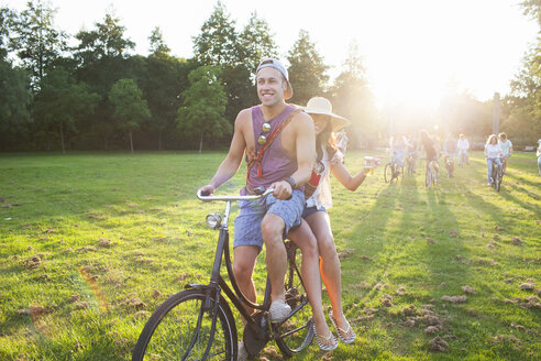 Eine Menge feierwütiger Erwachsener, die mit Fahrrädern zur Sunset Park Party kommen - CUF30073