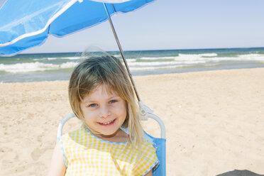 Porträt eines Mädchens im Schatten eines Sonnenschirms am Strand - CUF30105