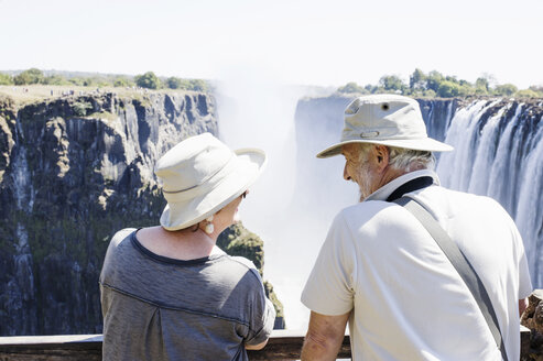 Pärchen mit Blick auf die Victoriafälle, Sambia - CUF30120