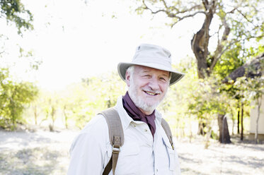 Porträt eines älteren Mannes auf Safari, Kafue-Nationalpark, Sambia - CUF30123