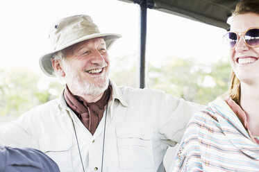 Älterer Mann und Tochter auf Safari im Geländewagen, Kafue-Nationalpark, Sambia - CUF30127