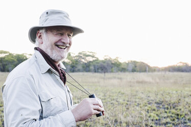 Älterer Mann mit Fernglas auf Safari, Kafue-Nationalpark, Sambia - CUF30130