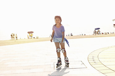 Mädchen auf Rollschuhen am Strand, Zhuhai, Guangdong, China - CUF30230