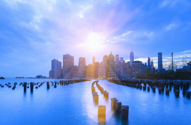 Skyline des Finanzdistrikts Manhattan und One World Trade Centre bei Sonnenuntergang, New York, USA - CUF30262