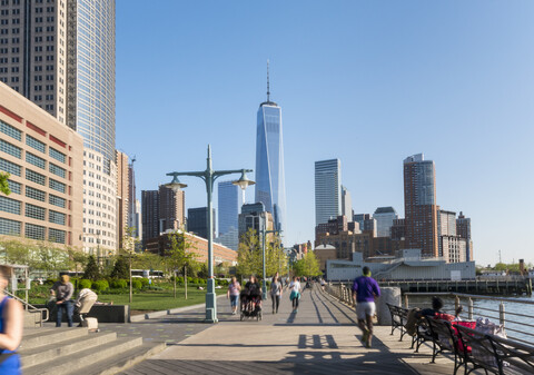 One World Trade Center vom Hafen des Hudson River aus gesehen, New York, USA, lizenzfreies Stockfoto