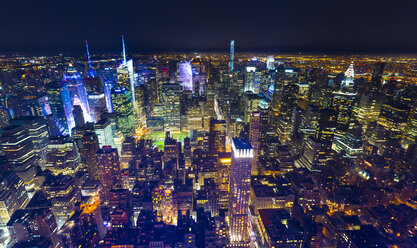 Stadtbild von Midtown Manhattan bei Nacht, New York, USA, aus hohem Winkel - CUF30268