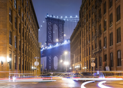 Manhattan Bridge und Stadtwohnungen bei Nacht, New York, USA, lizenzfreies Stockfoto