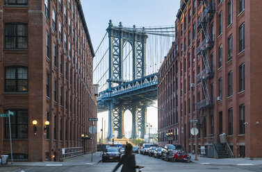 Manhattan Bridge and apartment buildings, New York, USA - CUF30273