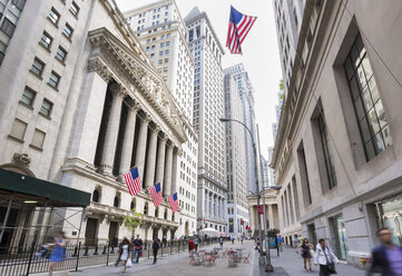 New York Stock Exchange und amerikanische Flaggen, New York, USA - CUF30277