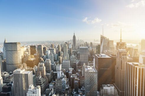 Blick von oben auf Midtown Manhattan und Empire State Building, New York, USA - CUF30278